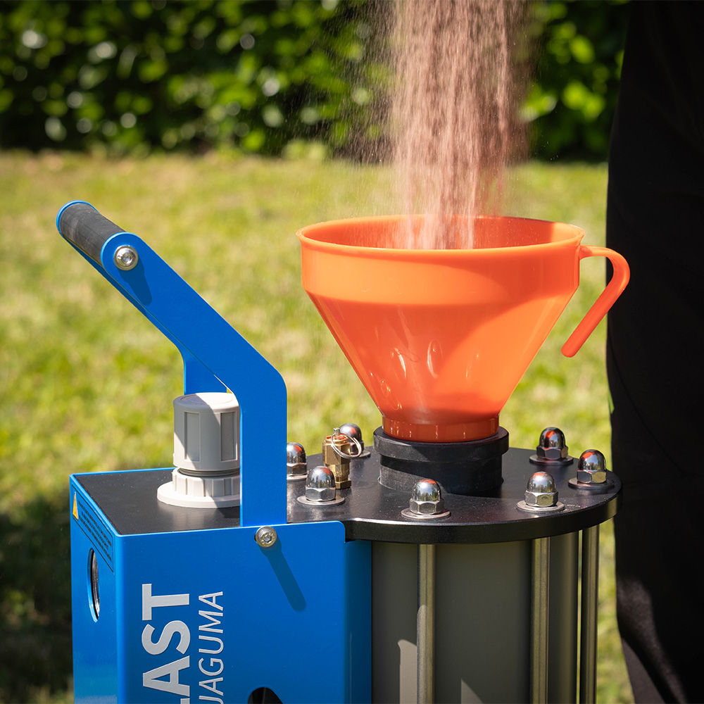 Eco-Blast pri čišćenju metalnog dijela na radnom stolu